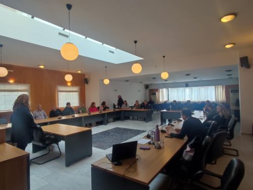 ΟΜΙΛΙΕΣ ΓΙΑ ΤΟ ΕΡΓΑΣΙΑΚΟ ΑΓΧΟΣ ΣΤΟΥΣ ΔΗΜΟΤΙΚΟΥΣ ΥΠΑΛΛΗΛΟΥΣ ΑΠΟ ΤΟ ΧΑΜΟΓΕΛΟ ΤΟΥ ΠΑΙΔΙΟΥ: ΚΑΤΑΝΟΗΣΗ ΚΑΙ ΔΙΑΧΕΙΡΙΣΗ