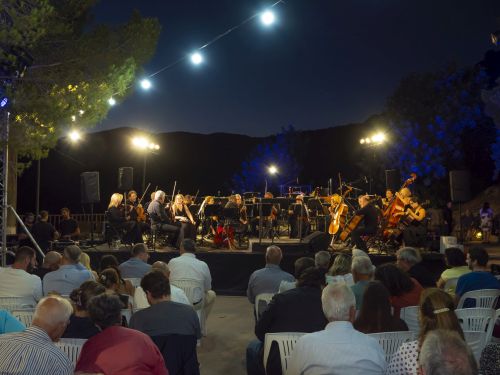 ΜΙΑ ΜΑΓΕΥΤΙΚΗ ΜΟΥΣΙΚΗ ΒΡΑΔΙΑ ΣΤΗΝ ΓΚΟΥΒΕΡΝΙΩΤΙΣΣΑ ΣΤΗ ΜΝΗΜΗ ΤΟΥ ΘΟΔΩΡΟΥ ΑΝΤΩΝΙΟΥ ΜΕ ΤΗ ΣΥΜΦΩΝΙΚΗ ΟΡΧΗΣΤΡΑ ΔΗΜΟΥ ΑΘΗΝΑΙΩΝ ΣΤΟ ΠΛΑΙΣΙΟ ΤΟΥ 2ΟΥ ΦΕΣΤΙΒΑΛ ΤΕΧΝΩΝ ΚΑΙ ΠΟΛΙΤΙΣΜΟΥ ΔΗΜΟΥ ΧΕΡΣΟΝΗΣΟΥ.