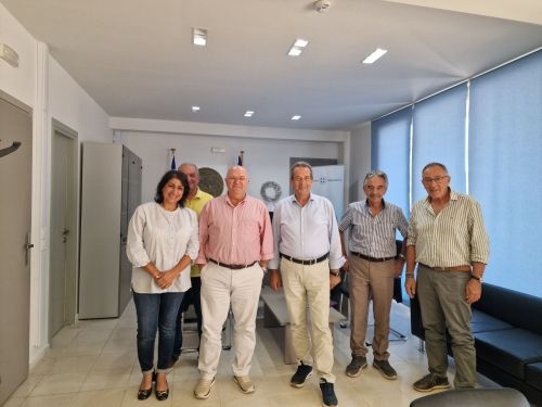 ΣΥΝΑΝΤΗΣΗ ΤΟΥ ΔΙΕΥΘΥΝΤΗ ΠΡΩΤΟΒΑΘΜΙΑΣ ΕΚΠΑΙΔΕΥΣΗΣ ΗΡΑΚΛΕΙΟΥ Κ. ΜΑΝΩΛΗ ΜΠΕΛΑΔΑΚΗ ΜΕ ΤΟΝ ΔΗΜΑΡΧΟ ΧΕΡΣΟΝΗΣΟΥ Κ. ΖΑΧΑΡΙΑ ΔΟΞΑΣΤΑΚΗ – ΣΤΟ ΕΠΙΚΕΝΤΡΟ Η ΛΕΙΤΟΥΡΓΙΑ ΚΑΙ Η ΑΝΑΒΑΘΜΙΣΗ ΤΩΝ ΣΧΟΛΙΚΩΝ ΜΟΝΑΔΩΝ.