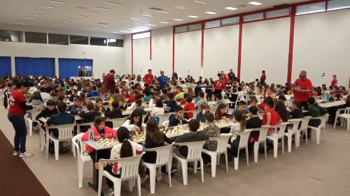 Εκατοντάδες παιδιά στη μεγάλη γιορτή του σκακιού στη Χερσόνησο.