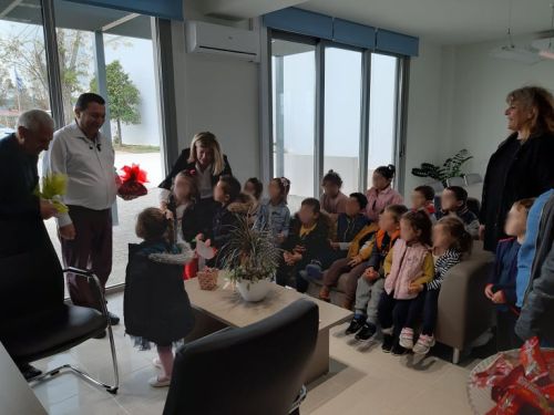 Τα κάλαντα του Λαζάρου τραγούδησαν στο δήμαρχο μικροί μαθητές