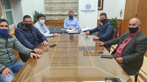 Αντικατάσταση χλoοτάπητα στα γήπεδα Μοχού και Λιμένα Χερσονήσου