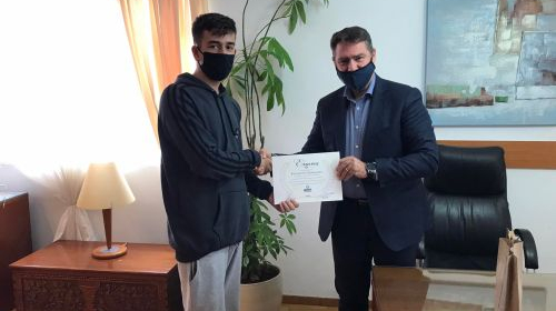 Βράβευση μαθητή Γυμνασίου για τη διάκρισή του σε πανελλήνιο εκπαιδευτικό διαγωνισμό